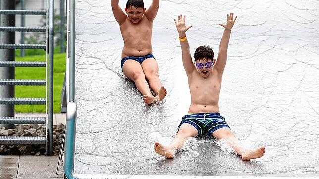 Und rein ins frische Nass, die Brüder Noah und Anas auf der Wasserrutsche.