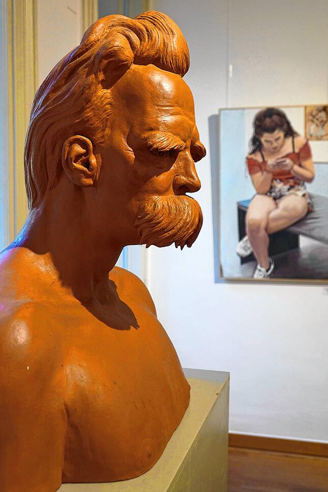 Nietzsche betrachtet vom Sockel herab die Jubiläumsausstellung &bdquo;Realismus am Oberrhein&ldquo;.