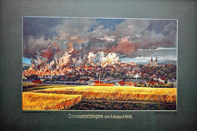 Ein Plakat im Rathaus zeigt den Stadtbrand im Jahr 1908, dem auch das Rathaus zum Opfer fiel. Daraufhin wurde bis 2011 das neue Rathaus ...
