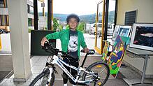Der achtjährige Kaan Ceyhan freut sich über sein Fundfahrrad. Fotos: Hans Herrmann