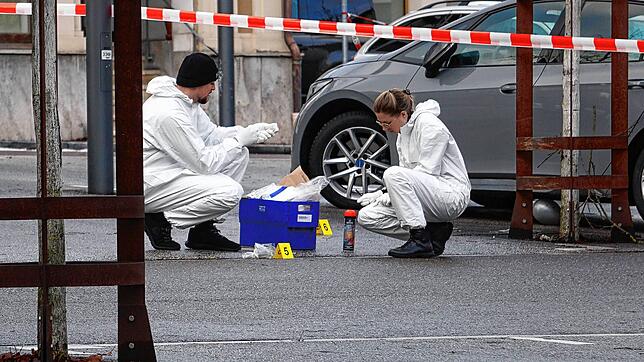 Mitarbeiter der Kriminaltechnik der Polizei sichern Spuren an dem abgesperrten Tatort in Albstadt-Ebingen.