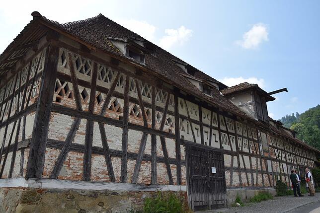 Über dem Tor der Schlosstorkel, die hier zu sehen ist, steht die Jahreszahl der Entstehung als Aussparungen in den gemauerten Steinen: ...