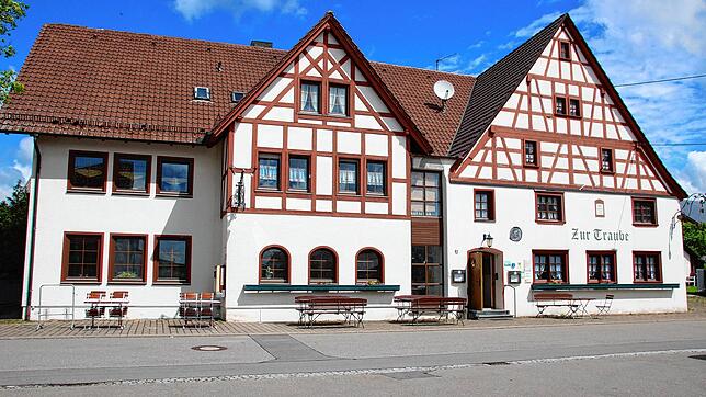 Das Gasthaus „Zur Traube“ in der Dorfmitte von Kreenheinstetten gehört zum festen Bestandteil im Ortsbild. Im linken ...