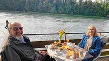 Brigitte und Eberhard Günther aus Murg frühstücken am Rheinufer bei der Herberge Zum Fischbähren in Murg. Foto: Frank  Geiger/Faire Eine ...