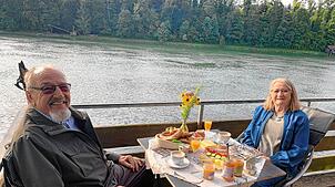 Brigitte und Eberhard Günther aus Murg frühstücken am Rheinufer bei der Herberge Zum Fischbähren in Murg. Foto: Frank  Geiger/Faire Eine ...