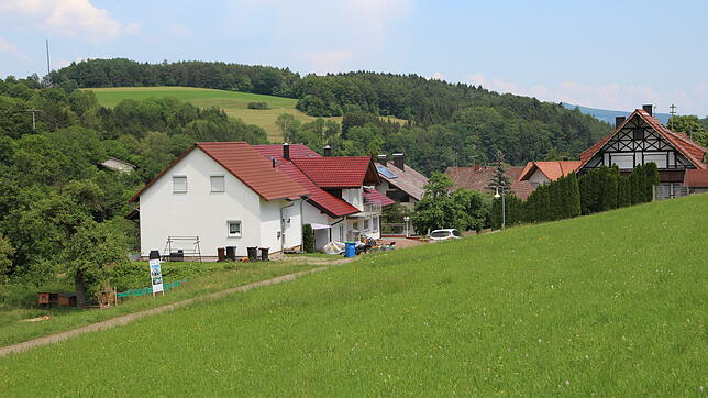 Im Neubaugebiet Rusterholz des Tengener Stadtteils Uttenhofen, wo sich noch eine saftig grüne Wiese befindet, sind natürliche ...