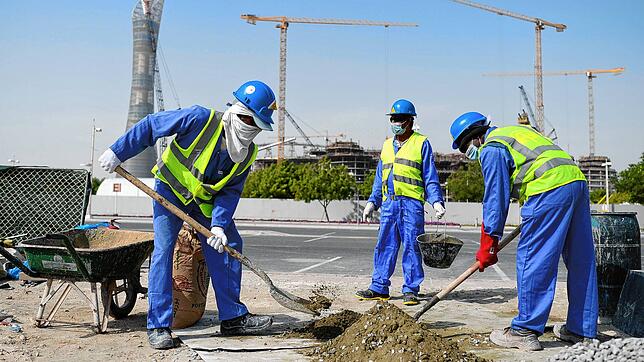 Bauarbeiter aus Sri Lanka auf einer WM-Baustelle in Katar (Archivbild). Die Fifa hat den Tod eines Bauarbeiters während der WM bestätigt.