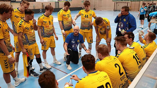 Vitor Baricelli, Trainer der HSG Konstanz, bei einer Ansprache an seine Spieler. Im jüngsten Heimspiel unterlag der Zweitliga-Absteiger ...