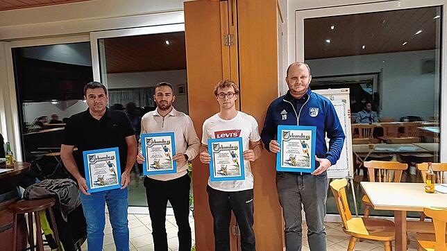 Bei der Jahreshauptversammlung des SV Blau-Weiss Murg wurden Mitglieder für Treue zum Verein geehrt (von links): Wolfgang Gerspach (30 ...