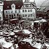 1981: Das &bdquo;Die-In&ldquo; auf dem Marktplatz beobachteten viele Pfullendorfer hinter den Vorhängen. Konfessionelle Friedensgruppen, ...