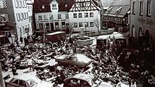 1981: Das &bdquo;Die-In&ldquo; auf dem Marktplatz beobachteten viele Pfullendorfer hinter den Vorhängen. Konfessionelle Friedensgruppen, ...