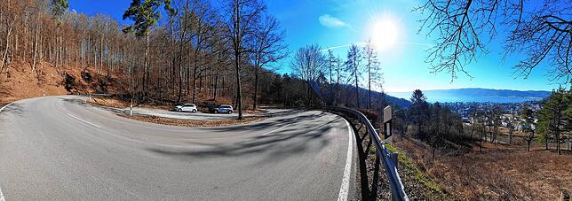 Die Kurve in der Bergstraße mit dem Parkplatz. Das Panoramafoto ist am Aussichtspunkt entstanden. Rechts der Blick nach Ludwigshafen.
