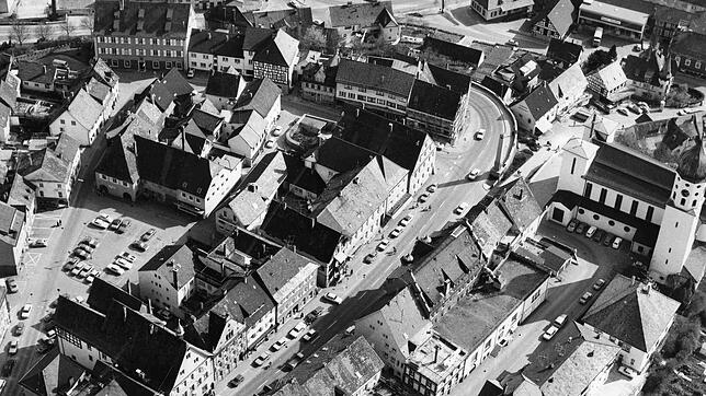 Die Oberstadt im Mai 1979: Auf dem Gustav-Hammer-Platz (links) gab es Parkplätze. Rechts ist St. Oswald zu sehen, in der Mitte die ...