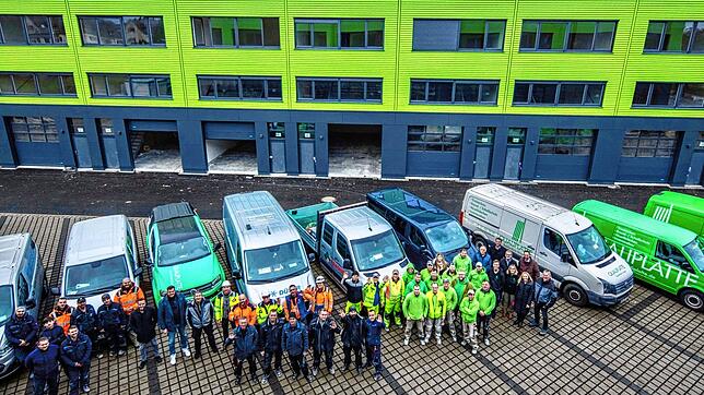 Von Weitem fallen die grünen Werkshallen der Gesellschaft Green Places im Gewerbegebiet Schweizer Tor direkt an der Grenze nahe des ...