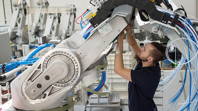 Lackierroboter der Firma Dürr. Zusammen mit vier weiteren Partnern will das Unternehmen globale Standards für die smarte ...