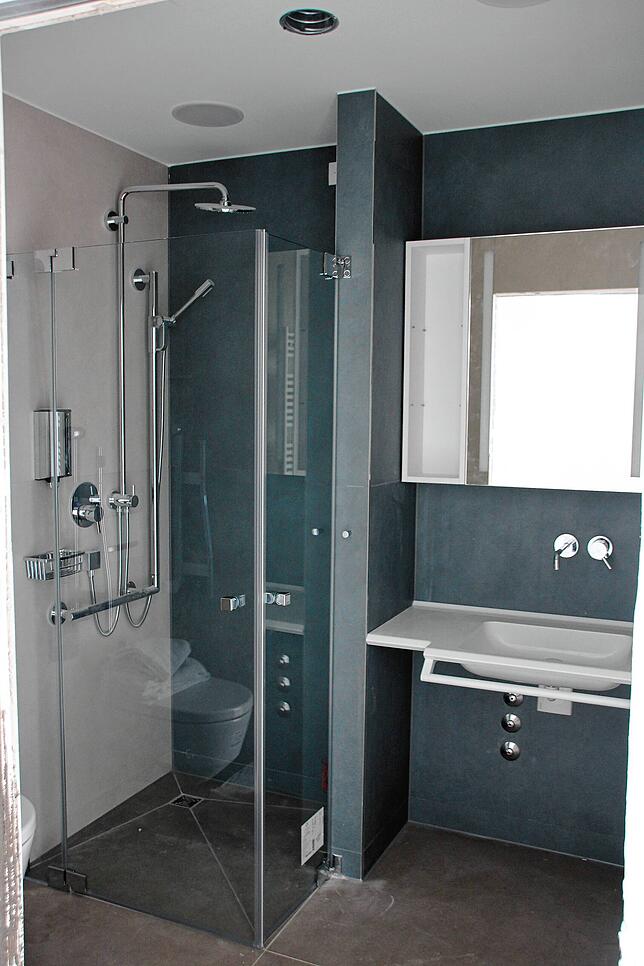 Die Badezimmer in den Patientenzimmern des Neubaus sind schon fast fertig.