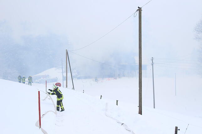 Bild 23: Feuerwehr kann Hof "Im Grund" nicht mehr retten - Sehen Sie hier die Bilder vom Einsatz