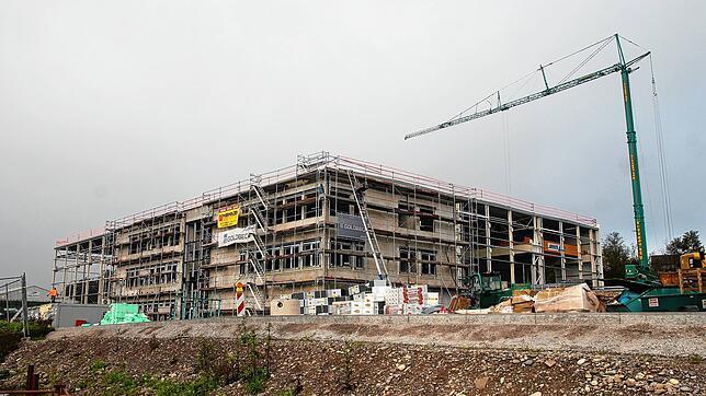 Im Zentrum der neuen KPG-Werksanlagen steht eine große Produktionshalle für Montage, Maschinen und Elektrotechnik, innovative Energie- ...