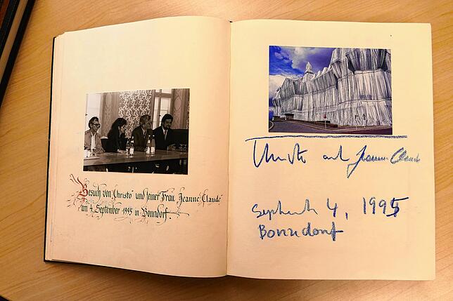 Der Künstler Christo und seine Frau Jeanne-Claude verewigten sich am 4. September 1995 im Goldenen Buch der Stadt Bonndorf.