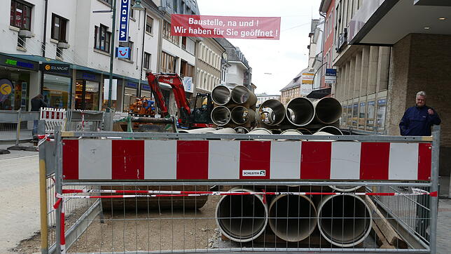Kaum ein Durchkommen gibt es in der nördlichen Basler Straße. Darunter leidet das Geschäft der Gewerbetreibenden.