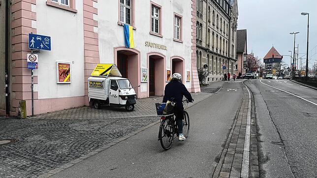 Nach dem Theater (das Gebäude links) kam plötzlich der Caddy aus der Theatergasse und stieß mit der Radfahrerin zusammen.