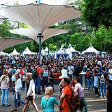 Es wird auf einen Stadtfest-Charakter gesetzt. Das heißt: Eine Bühne, auf der &bdquo;überwiegend lokale und regionale Künstler&ldquo; ...