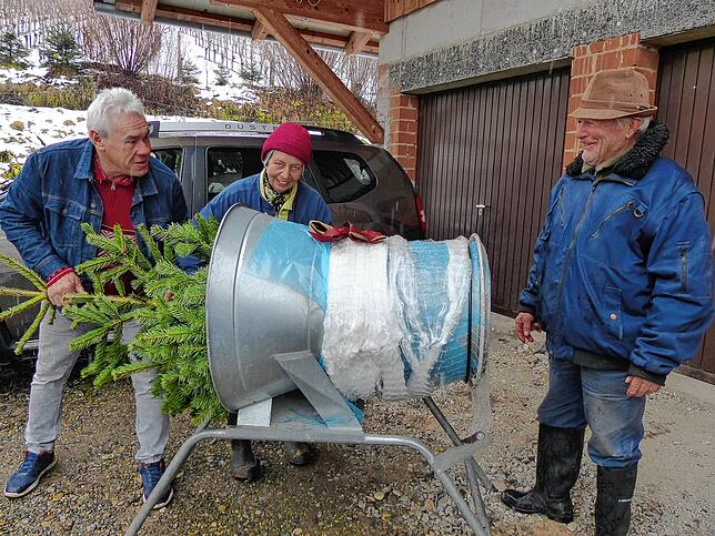 Vorne rein, hinten netzverpackt raus &ndash; so lässt sich der sperrige Baum lässig transportieren. Im Bild (von links): Rudolf Reimann, ...