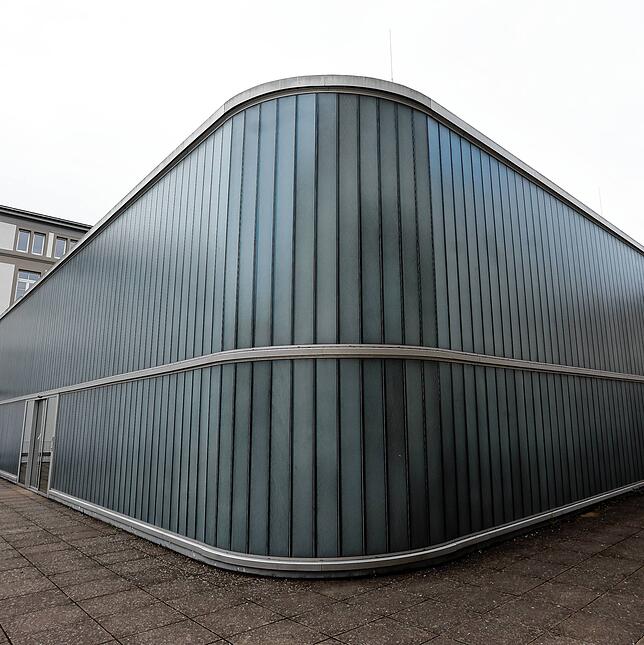 Über längere Zeit drang unbemerkt Regenwasser über eine Fuge zwischen Ellenrieder-Gymnasium und Sporthalle Paradies ein. Dies führte zu ...