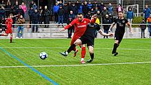 Dem SV Aasen (Marco Schmid, vorne) gelang kein Tor, obwohl er beim 2:0-Erfolg der SG Marbach/Rietheim (Manuel Tränkle und Dominik ...