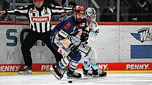 Schwenningens Dominik Bittner (Mitte) im Zweikampf mit Andrew Yogan von den Dresdner Eislöwen.