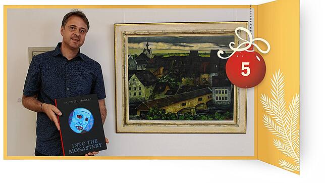 Valentin Magaro in der Ausstellung mit seiner Künstlermonografie.