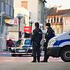 Polizisten stehen in der Nähe eines Tatortes am Heumarkt. Bei einem mutmaßlich rassistischen Anschlag hatte ein 43-jähriger Deutscher im ...