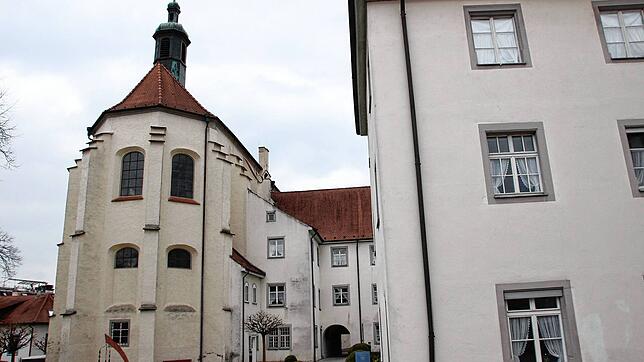 Die Franziskanerkirche Überlingen mit der benachbarten Alten- und Pflegeeinrichtung. Das Bild entstand 2017.