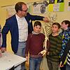 Beim Informationsabend der Sommertal-Gemeinschaftsschule stoßen sowohl die Experimente als auch die anatomischen Erläuterungen der ...