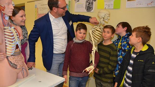Beim Informationsabend der Sommertal-Gemeinschaftsschule stoßen sowohl die Experimente als auch die anatomischen Erläuterungen der ...