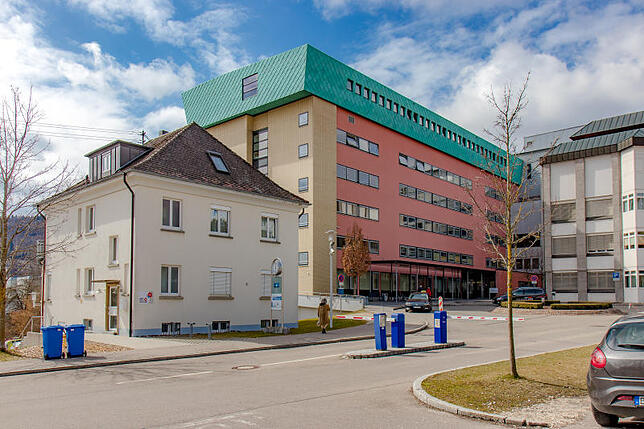 Im Emma-Beck-Haus (links) auf dem Gelände des Ebinger Krankenhauses ist sonntags die Kinder-Notfallsprechstunde (KNS) zu erreichen.