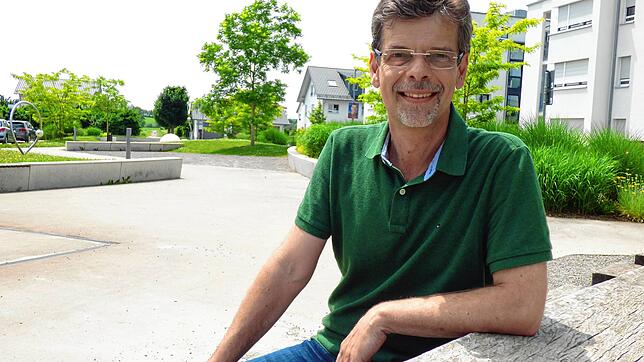 Georg Riedmann am Angerplatz in Markdorf-Süd. Diesen Platz hält er für ein schönes Bespiel für eine gelungene Bürgerbeteiligung.
