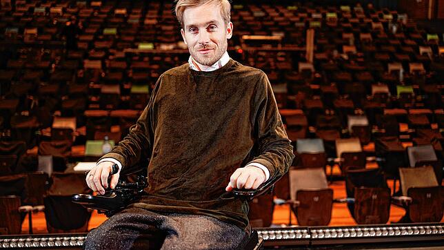 Samuel Koch, festes Ensemblemitglied am Nationaltheater Mannheim, steht mit seinem Rollstuhl auf einer Bühne des Nationaltheaters. Der ...