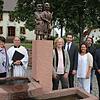 Der neue Narrenbrunnen ist enthüllt (von links): Anne-Rosel Schwarz, Präsidentin der Schwarzwälder Narrenvereinigung, Diakon Ekkehard ...