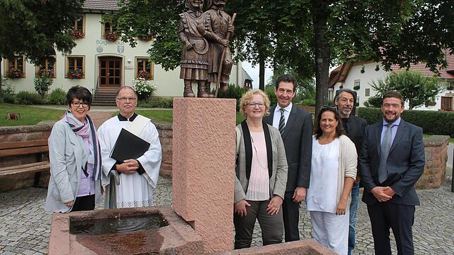 Der neue Narrenbrunnen ist enthüllt (von links): Anne-Rosel Schwarz, Präsidentin der Schwarzwälder Narrenvereinigung, Diakon Ekkehard ...