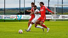 Der FC Königsfeld ist gegen Möhringen gefordert. Das Bild zeigt Nico Uljevic (links) und Lorenz Spiegelhalter, in der Mitte Aasens ...