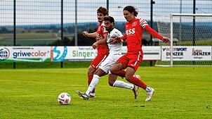Der FC Königsfeld ist gegen Möhringen gefordert. Das Bild zeigt Nico Uljevic (links) und Lorenz Spiegelhalter, in der Mitte Aasens ...