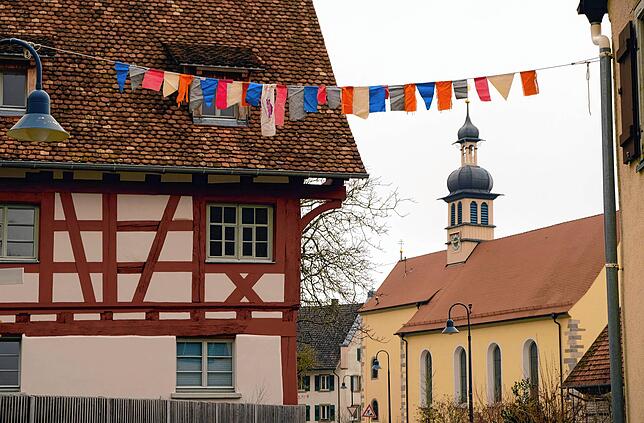 Die historische Baukultur Hödingens mit der Kirche St. Bartholomäus.