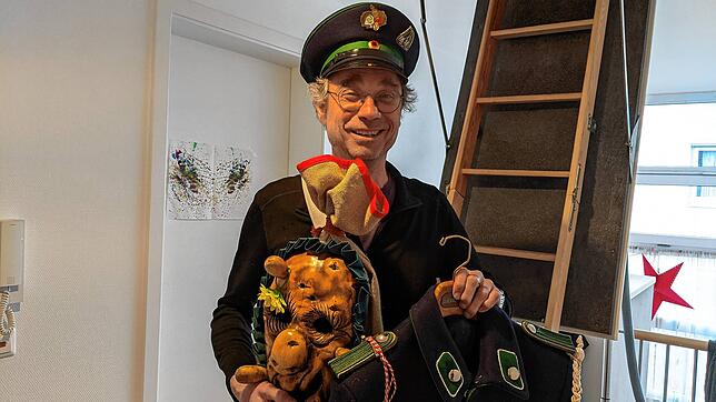 Gleich zwei Häser kann Klemens Graf vom Dachboden holen: Neben seiner Uniform als Narrenpolizist kommt auch die Holzmaskeder ...