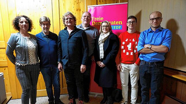 Die Kandidatenlisten der FDP für die Gemeinderats- (GR) und Kreistagswahl (KT) stehen: Zu ihnen gehören Monika Mittich-Ebi (von links, ...