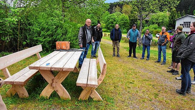 Um Platz für eine Grillstelle zu schaffen, soll die Sitzgarnitur am Festplatz versetzt werden. Foto: Stephan Hübner