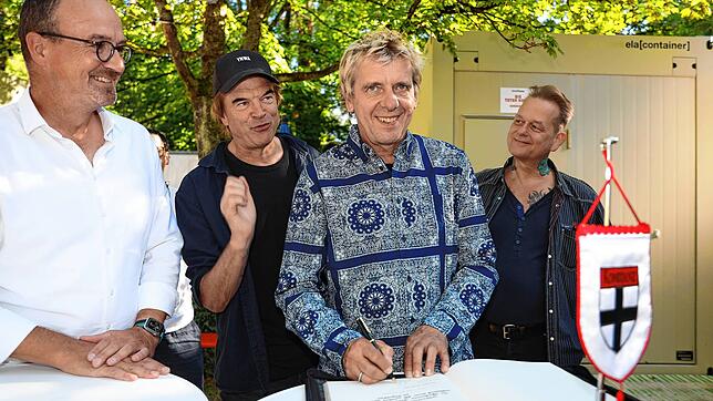 Zum siebten Mal haben die Toten Hosen ein Konzert in Konstanz gespielt. Zu diesem Anlass durften die Rocker sich im Goldenen Buch der ...