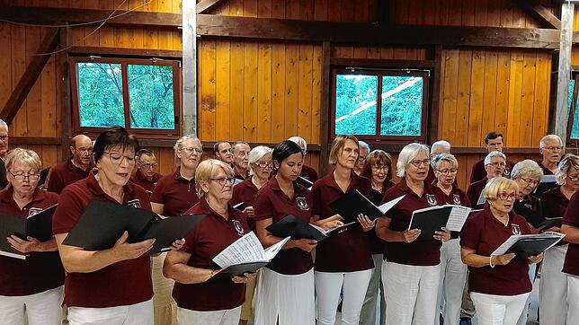 Die Chorgemeinschaft Kleines Wiesental eröffnet das Freundschaftssingen mit dem Lied „Butterfly“. Foto: Christoph Schennen