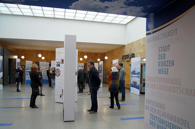 Erste Besucher informierten sich bereits am Mittwochabend in der Ausstellung zum Stadtentwicklungskonzept Isek. Die Schau wird bis zum ...