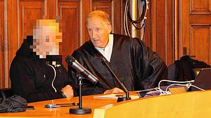 Der Angeklagte mit seinem Verteidiger Bernhard Mussgnug. Seit dem Angriff im Januar sitzt der Mann in Untersuchungshaft.